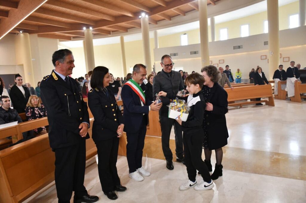 Rappresentanti della comunità ucraina offrono doni alla celebrazione della Santa messa Pasquale.